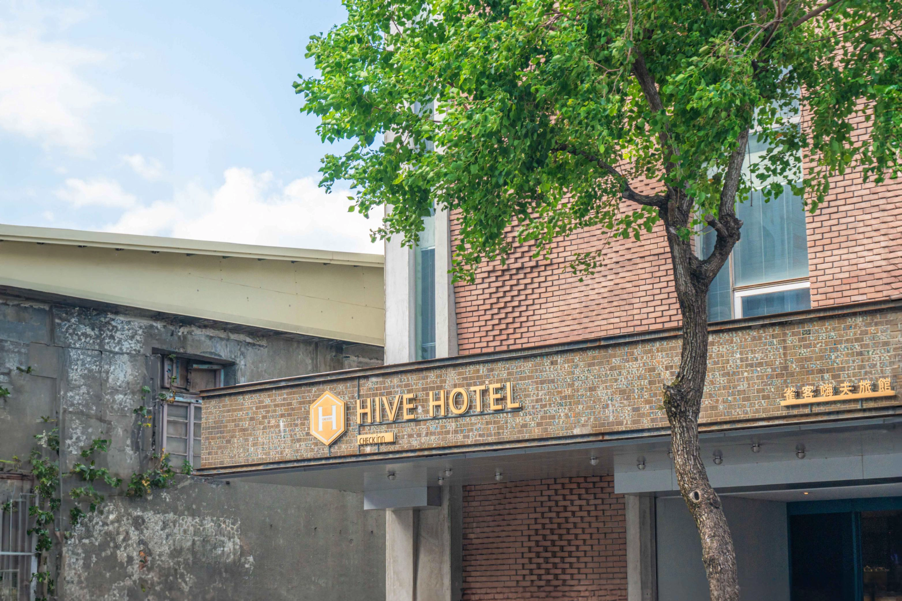 CHECK inn Hive Hotel