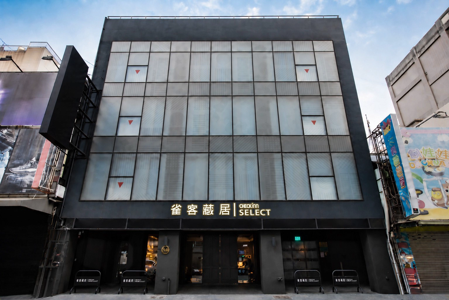 CHECK inn SELECT Chiayi RenAi